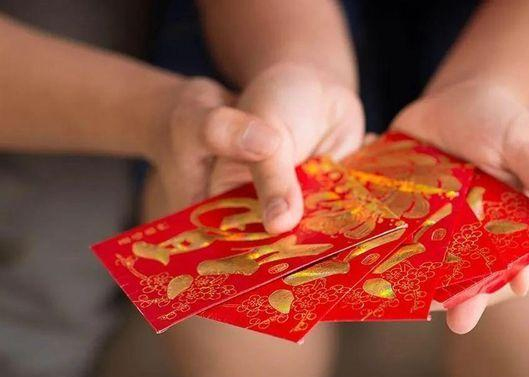 眷注员工怙恃，，，，，为员工怙恃设置眷注金制度